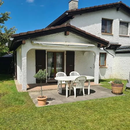Suesse Doppelhaushaelfte, Mit Garten Und Parkplaetzen Feriehus