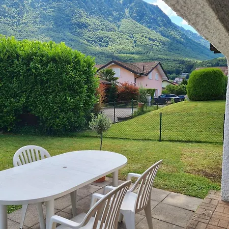 Suesse Doppelhaushaelfte, Mit Garten Und Parkplaetzen 度假居